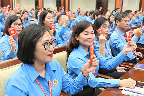 Các đại biểu biểu quyết nội dung làm việc của đại hội trong phiên làm việc ngày 22-9 - Ảnh: VŨ THỦY Các đại biểu biểu quyết nội dung làm việc của đại hội trong phiên làm việc ngày 22-9 - Ảnh: VŨ THỦY