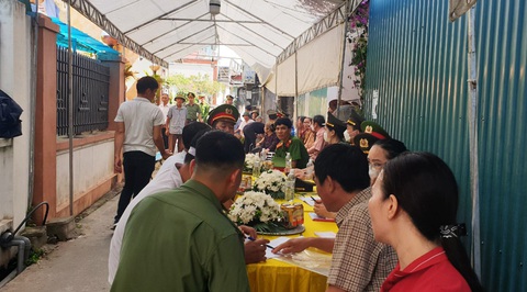 Một chiến sĩ công an bị đâm chết bằng nhiều nhát dao - Ảnh 1. Người thân, đồng đội đến viếng trung úy Đỗ Văn Tú sau khi bị đâm tử vong - Ảnh: K.LINH