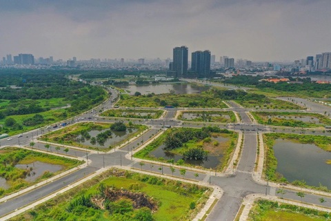 TP.HCM chỉ đạo cưỡng chế hoàn trả phần tiền mua nhà đất tái định cư liên quan Thủ Thiêm - Ảnh 1. TP.HCM đang lên kế hoạch đấu giá hàng chục lô đất và 3.790 căn hộ ở Thủ Thiêm - Ảnh: QUANG ĐỊNH
