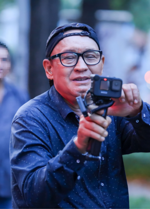 Danh hài U70 bán bánh bèo online, làm Youtuber kiếm sống - Ảnh 1. Nghệ sĩ hài Duy Phương tập tành làm YouTuber ở tuổi 70