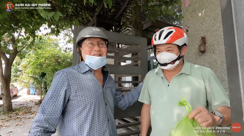 Danh hài U70 bán bánh bèo online, làm Youtuber kiếm sống - Ảnh 3. Làm shipper đi giao hàng