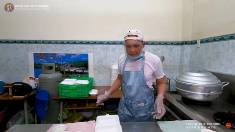 Danh hài U70 bán bánh bèo online, làm Youtuber kiếm sống - Ảnh 2. Duy Phương làm vlog ghi lại quá trình làm bánh bèo