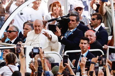 Giáo hoàng Francis: Người di cư 'không xâm lược' châu Âu - Ảnh 1. Giáo hoàng Francis tại sân vận động Velodrome ở thành phố Marseille, Pháp ngày 23-9 - Ảnh: REUTERS