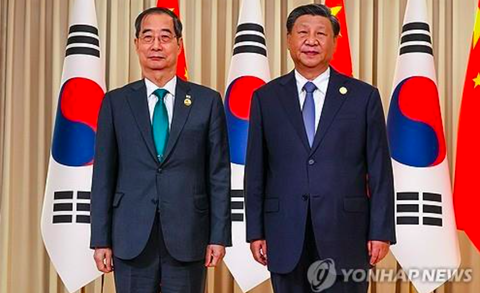 Yonhap: Ông Tập Cận Bình 'xem xét nghiêm túc' tới thăm Hàn Quốc - Ảnh 1. Ảnh do Văn phòng Thủ tướng Hàn Quốc cung cấp vào ngày 23-9 cho thấy Thủ tướng Han Duck Soo (bên trái) gặp Chủ tịch Trung Quốc Tập Cận Bình - Ảnh: YONHAP
