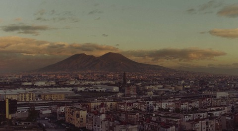 Toàn cảnh thành phố Naples - Ảnh cắt từ trailer Toàn cảnh thành phố Naples - Ảnh cắt từ trailer