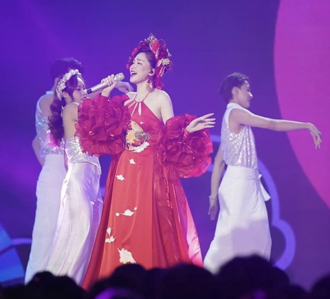 Hòa Minzy đóng 'Thị Mầu' trên sân khấu Vietnam Idol 2023 - Ảnh 1. Hòa Minzy hát tại sân khấu Vietnam Idol 2023 - Ảnh: BTC