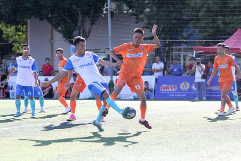 Đội bóng Công đoàn Nghệ An (trắng xanh) có chiến thắng 3-0 trước Công đoàn Điện lực Việt Nam tại bán kết Giải bóng đá công nhân - Ảnh: H.TÙNG Đội bóng Công đoàn Nghệ An (áo trắng xanh) có chiến thắng 3-0 trước Công đoàn Điện lực Việt Nam tại bán kết Giải bóng đá công nhân - Ảnh: H.TÙNG