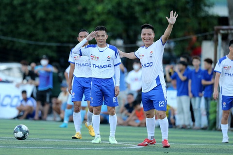 Tiền đạo 37 tuổi Phan Văn Tùng (12) lập hattrick trong chiến thắng 5 sao của đội Công đoàn Công an nhân dân tại bán kết Giải bóng đá công nhân - Ảnh: H.TÙNG Tiền đạo 37 tuổi Phan Văn Tùng (12) lập hattrick trong chiến thắng 5 sao của đội Công đoàn Công an nhân dân tại bán kết Giải bóng đá công nhân - Ảnh: H.TÙNG