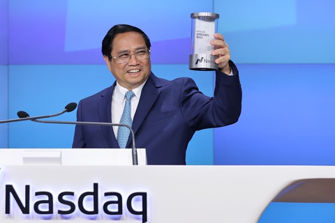 Thủ tướng Phạm Minh Chính với món quà từ sàn Nasdaq ngày 22-9 (giờ New York) - Ảnh: NHẬT BẮC Thủ tướng Phạm Minh Chính với món quà từ sàn Nasdaq ngày 22-9 (giờ New York) - Ảnh: NHẬT BẮC