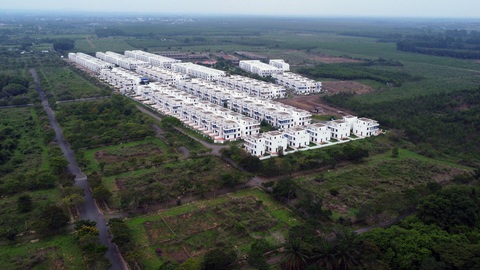 Vụ xây dựng gần 500 căn nhà trái phép: Phê bình tập thể 3 sở và 1 huyện - Ảnh 1. Quyền chủ tịch Đồng Nai vừa ký văn bản phê bình, chấn chỉnh một số sở, địa phương liên quan sai phạm tại dự án khu dân cư Tân Thịnh với gần 500 căn nhà trái phép - Ảnh: A LỘC