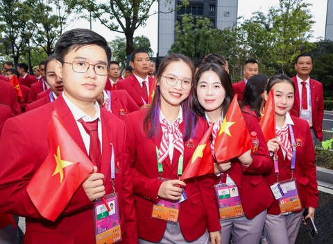Trực tuyến khai mạc Asiad 19 (19h): hoành tráng như Olympic - Ảnh 2. Các VĐV đoàn thể thao Việt Nam chuẩn bị tham gia diễu hành trong lễ khai mạc Asiad 19 - Ảnh: QUÝ LƯỢNG