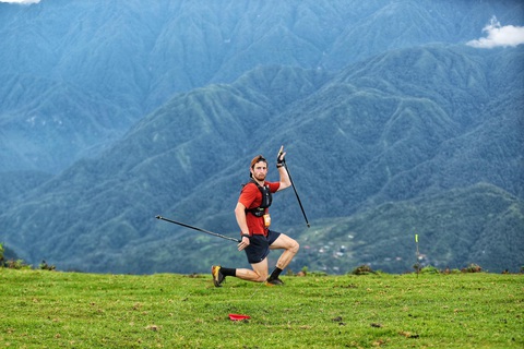 Sa Pa đẹp hùng vĩ trên cung đường của Vietnam Mountain Marathon 2023 - Ảnh 7. Một VĐV nước ngoài trên cung đường chạy 50km - Ảnh: LƯU MINH KHƯƠNG