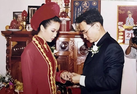 Nhan sắc Trịnh Kim Chi trong ảnh cưới 23 năm trước - Ảnh 3. Nữ nghệ sĩ mặc áo dài trong ngày tổ chức hôn lễ