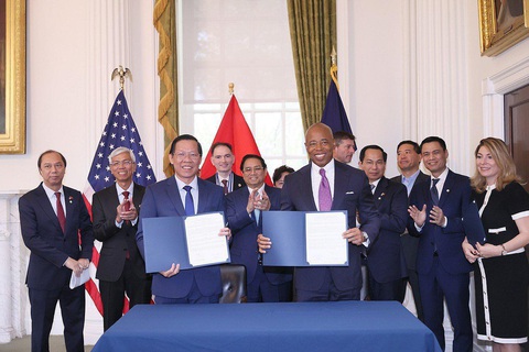 TP.HCM ký ghi nhớ 'kết nghĩa' với New York - Ảnh 1. Thủ tướng Phạm Minh Chính chứng kiến lễ ký bản ghi nhớ thiết lập quan hệ kết nghĩa giữa TP.HCM và thành phố New York - Ảnh: CTV