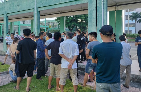 Làm rõ vụ người đàn ông treo cổ tự tử ở nhà tạm giữ công an huyện - Ảnh 1. Người thân của người đàn ông treo cổ chết tập trung tại bệnh viện sau khi người này được đưa vào bệnh viện cấp cứu - Ảnh: Đ.CHÍ