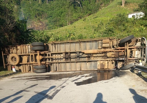 Lật xe tải trên đường Hồ Chí Minh, 1 người chết, 2 bị thương nặng - Ảnh 1. Hiện trường lật xe tải trên đường Hồ Chí Minh - Ảnh: M.T.