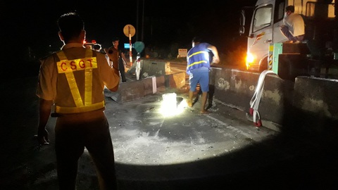 Lật xe tải trên đường Hồ Chí Minh, 1 người chết, 2 bị thương nặng - Ảnh 3. Lực lượng chức năng có mặt tại hiện trường cứu hộ người bị nạn - Ảnh: M.T.