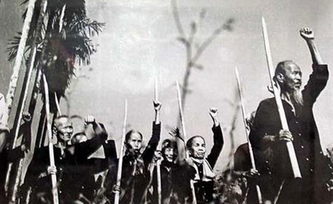 Nhân dân Nam Bộ hừng hực khí thế kháng chiến chống Pháp. Hình phải: ông Trần Văn Dõi và những trang nhật ký ghi lại ngày tháng hào hùng Ảnh tư liệu: QUỐC MINH Nhân dân Nam Bộ hừng hực khí thế kháng chiến chống Pháp - Ảnh tư liệu: QUỐC MINH