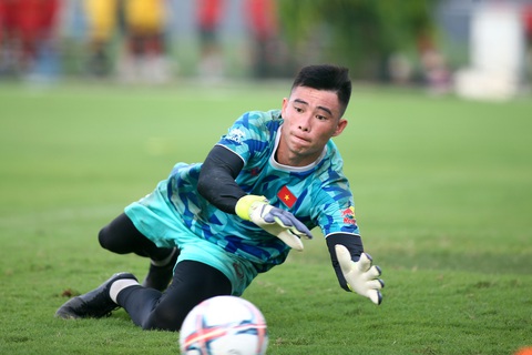 Olympic Việt Nam không dễ vượt khó để đi tiếp tại Asiad 19? - Ảnh 3. Thủ môn Quan Văn Chuẩn chưa thể làm người hâm mộ yên tâm ở Asiad 19 - Ảnh: HOÀNG TÙNG