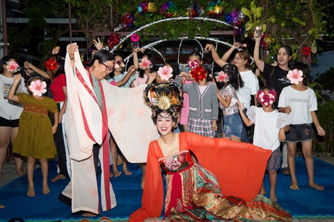 Hoa hậu Khánh Vân hóa thân thành Hằng Nga chơi đùa cùng các em nhỏ - Ảnh 3. Hoa hậu Khánh Vân hóa thân thành Hằng Nga chơi đùa cùng các em nhỏ - Ảnh 3.