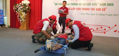 Cần Thơ tổ chức hội thi an toàn giao thông và sơ cấp cứu - Ảnh 1. Phần thi xử lý sơ cấp cứu tình huống gãy dập xương bàn chân - Ảnh: LÊ DÂN