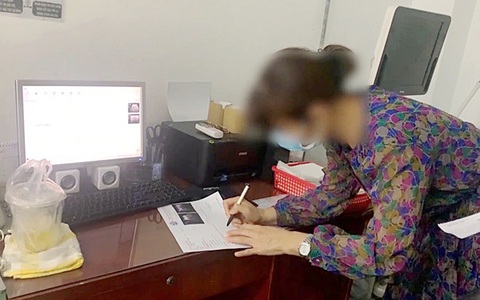 Bác sĩ người Việt in và ký trả kết quả siêu âm cho người bệnh ở một phòng khám tư có yếu tố nước ngoài. Thời điểm Thanh tra Sở Y tế kiểm tra, bác sĩ này không mặc trang phục nhân viên y tế và không đeo bảng tên - Ảnh: V.E. Bác sĩ người Việt in và ký trả kết quả siêu âm cho người bệnh ở một phòng khám tư có yếu tố nước ngoài. Thời điểm Thanh tra Sở Y tế kiểm tra, bác sĩ này không mặc trang phục nhân viên y tế và không đeo bảng tên - Ảnh: V.E.