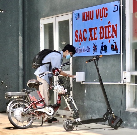 Gửi xe chung cư: tìm giải pháp an toàn - Ảnh 2. Ký túc xá Đại học Quốc gia TP.HCM có điểm sạc xe điện phía ngoài hầm gửi xe - Ảnh: TIẾN QUỐC