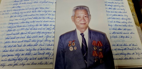Nhân dân Nam Bộ hừng hực khí thế kháng chiến chống Pháp. Hình phải: ông Trần Văn Dõi và những trang nhật ký ghi lại ngày tháng hào hùng Ảnh tư liệu: QUỐC MINH Ông Trần Văn Dõi và những trang nhật ký ghi lại ngày tháng hào hùng - Ảnh tư liệu: QUỐC MINH