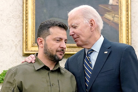 Tổng thống Zelensky (trái) và Tổng thống Biden trong cuộc gặp tại Nhà Trắng vào ngày 21-9 - Ảnh: Reuters Tổng thống Zelensky (trái) và Tổng thống Biden trong cuộc gặp tại Nhà Trắng vào ngày 21-9 - Ảnh: Reuters