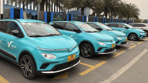 'Có nên mua xe điện làm xe dịch vụ?' - Ảnh 1. Đội taxi điện VinFast VF e34 - Ảnh: Taxi Xanh SM/Facebook