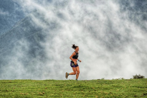 Sa Pa đẹp hùng vĩ trên cung đường của Vietnam Mountain Marathon 2023 - Ảnh 4. Trên cung đường 100km, các VĐV chạy qua biển mây của dãy Hoàng Liên Sơn - Ảnh: LƯU MINH KHƯƠNG