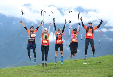 Sa Pa đẹp hùng vĩ trên cung đường của Vietnam Mountain Marathon 2023 - Ảnh 6. Nhóm VĐV chạy cung 50km phấn khích khi băng qua cung đường là thảo nguyên bát ngát cỏ xanh, xa xa là núi non điệp trùng - Ảnh: LƯU MINH KHƯƠNG