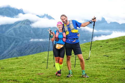 Sa Pa đẹp hùng vĩ trên cung đường của Vietnam Mountain Marathon 2023 - Ảnh 10. Phần thưởng mà hàng ngàn VĐV dự VMM nhận được là chiêm ngưỡng cảnh quan hùng vĩ, đẹp hiếm có tại Sa Pa. Trong hình là hai VĐV nước ngoài trên đường chinh phục cự ly 50km - Ảnh: LƯU MINH KHƯƠNG