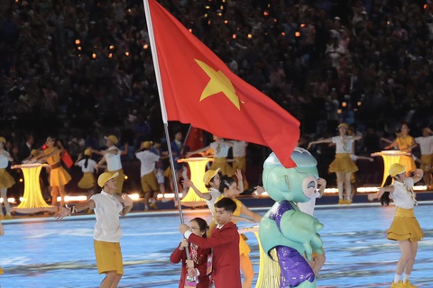 Trực tiếp lễ khai mạc Asiad 19: Trung Quốc có 887 VĐV, đông thứ hai sau Thái Lan - Ảnh 2. Nguyễn Huy Hoàng và Nguyễn Thị Hường cầm cờ cho đoàn Việt Nam - Ảnh: ĐỨC KHUÊ