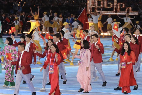 Trực tiếp lễ khai mạc Asiad 19: Trung Quốc có 887 VĐV, đông thứ hai sau Thái Lan - Ảnh 3. Đoàn thể thao Việt Nam diễu hành ở lễ khai mạc - Ảnh: ĐỨC KHUÊ