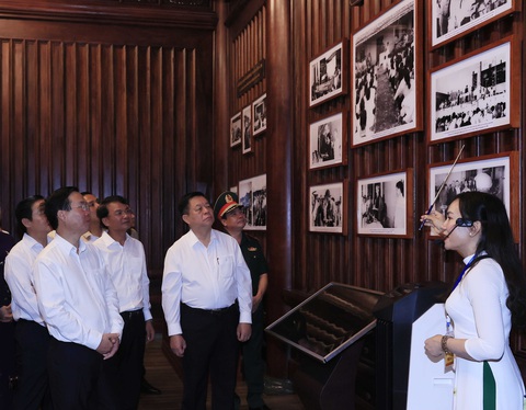 Chủ tịch nước Võ Văn Thưởng dự lễ kỷ niệm 65 năm Bác Hồ thăm Lào Cai - Ảnh 4. Chủ tịch nước Võ Văn Thưởng và các đại biểu xem một số hình ảnh trưng bày - Ảnh: TTXVN