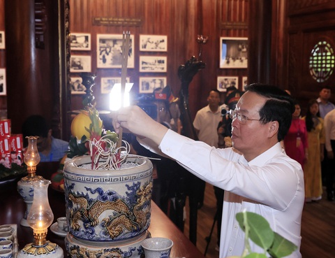 Chủ tịch nước Võ Văn Thưởng dự lễ kỷ niệm 65 năm Bác Hồ thăm Lào Cai - Ảnh 1. Chủ tịch nước Võ Văn Thưởng dâng hương tại Nhà lưu niệm Bác Hồ ở Lào Cai - Ảnh: TTXVN