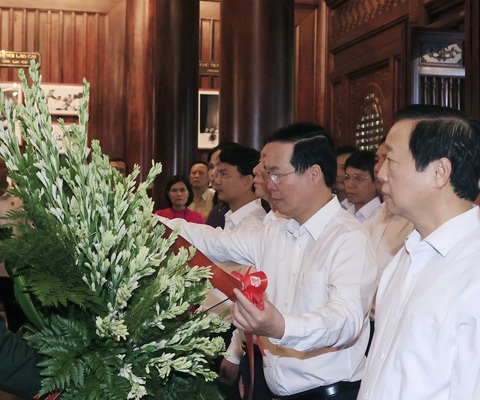 Chủ tịch nước Võ Văn Thưởng dự lễ kỷ niệm 65 năm Bác Hồ thăm Lào Cai - Ảnh 3. Chủ tịch nước Võ Văn Thưởng dâng hoa tại Nhà lưu niệm Bác Hồ ở Lào Cai - Ảnh: TTXVN