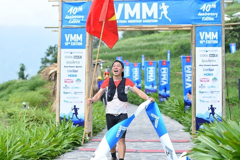 Sa Pa đẹp hùng vĩ trên cung đường của Vietnam Mountain Marathon 2023 - Ảnh 11. VĐV Nguyễn Tiến Hùng đã xuất sắc cán đích đầu tiên và là nhà vô địch nam cự ly 100km VMM 2023 - Ảnh: VMM