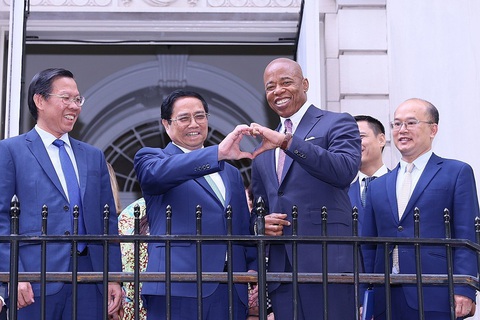 Thị trưởng thành phố New York Eric Adams nhiệt liệt chào mừng và bày tỏ vinh dự được đón Thủ tướng Chính phủ Phạm Minh Chính và đoàn đại biểu cấp cao Việt Nam tới thăm thành phố New York. Thị trường chia sẻ đã từng thăm Việt Nam và luôn lưu giữ những kỷ niệm, ấn tượng hết sức tốt đẹp về đất nước, con người Việt Nam và mong muốn sớm thăm lại Việt Nam - Ảnh: TTXVN Thị trưởng thành phố New York Eric Adams nhiệt liệt chào mừng và bày tỏ vinh dự được đón Thủ tướng Chính phủ Phạm Minh Chính và đoàn đại biểu cấp cao Việt Nam tới thăm thành phố New York, trong bối cảnh hai nước vừa nâng cấp quan hệ lên Đối tác chiến lược toàn diện vì hòa bình, hợp tác và phát triển bền vững nhân chuyến thăm Việt Nam lịch sử của Tổng thống Mỹ Joe Biden vừa qua. - Ảnh: TTXVN