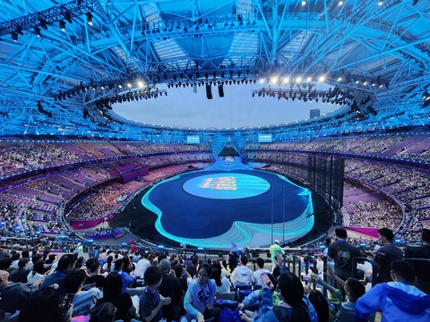 Trực tuyến khai mạc Asiad 19 (19h): hoành tráng như Olympic - Ảnh 4. Khung cảnh SVĐ Olympic lúc 18h tối nay, khi lễ khai mạc Asiad 19 chuẩn bị bắt đầu - Ảnh: QUÝ LƯỢNG