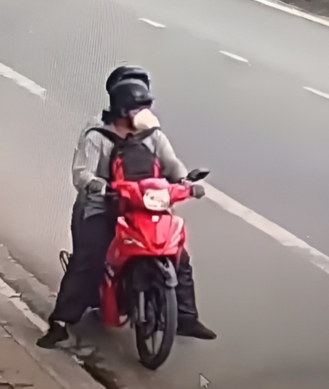 Công an tỉnh Khánh Hòa truy tìm hai đối tượng cướp tiệm vàng - Ảnh 1. Hai người đi xe máy Sirius đến cướp tiệm vàng - Ảnh cắt từ clip
