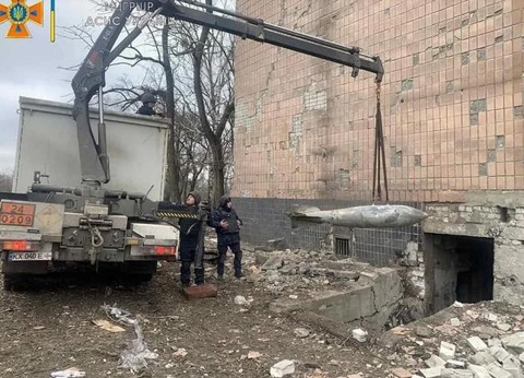 Tại sao tên lửa Patriot của Ukraine không đối phó được bom “ngu” thời Liên Xô cũ? - Ảnh 1. Đặc công của Cơ quan Khẩn cấp nhà nước Ukraine đang tháo dỡ quả bom Nga không nổ FAB-500 ở Kharkiv - Ảnh: REUTERS