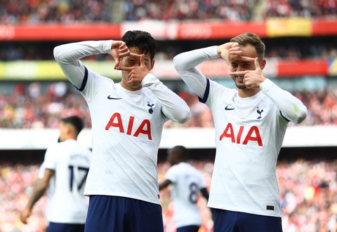 Son Heung Min lập cú đúp, Tottenham cầm chân Arsenal - Ảnh 1. Bộ đôi Son Heung Min (trái) và James Maddison giúp Tottenham có điểm trước Arsenal - Ảnh: REUTETRS