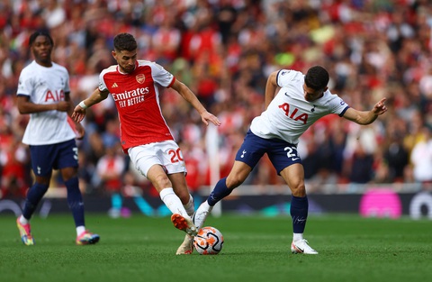 Son Heung Min lập cú đúp, Tottenham cầm chân Arsenal - Ảnh 2. Arsenal mất điểm sau sai lầm của Jorginho - Ảnh: REUTERS