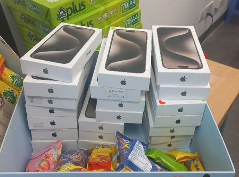 Chưa tới ngày giao hàng, Iphone 15 đã nhập lậu vào Việt Nam - Ảnh 1. Lô hàng iPhone 15 Pro Max nhập lậu từ Thái Lan về Việt Nam qua sân bay quốc tế Đà Nẵng bị phát hiện, tạm giữ - Ảnh: H.V.