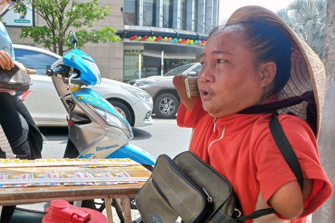 Người bán vé số không tay, không chân khai báo bị khách lừa tráo 840 tờ - Ảnh 1. Bà Thuận khai báo bị người khách nam lừa tráo 840 tờ - Ảnh: A LỘC