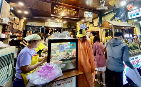 Tiệm bánh mì Phượng, thương hiệu ẩm thực nổi tiếng của Hội An, Quảng Nam, trước khi xảy ra sự cố ngộ độc thực phẩm ảnh hưởng đến du lịch phố cổ - Ảnh: TR.TRUNG Tiệm bánh mì Phượng, thương hiệu ẩm thực nổi tiếng của Hội An, Quảng Nam, trước khi xảy ra sự cố ngộ độc thực phẩm ảnh hưởng đến du lịch phố cổ - Ảnh: TR.TRUNG