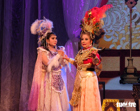Nghệ sĩ Tài Lương (bìa phải, vai Liêu hậu) và Tú Sương vai công chúa Minh Cơ trong vở Trung liệt Dương gia tướng - Ảnh: LINH ĐOAN Nghệ sĩ Tài Lương (bìa phải, vai Liêu hậu) và Tú Sương vai công chúa Minh Cơ trong vở Trung liệt Dương gia tướng - Ảnh: LINH ĐOAN