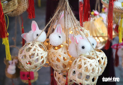 Những chiếc lồng đèn ngộ nghĩnh dễ thương hút khách Lồng đèn tre được gắn chú thỏ dễ thương